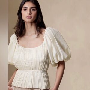 NWT Banana Republic Elegant Cream Pleated Blouse- 
Sz 6
Elegant/Classy
